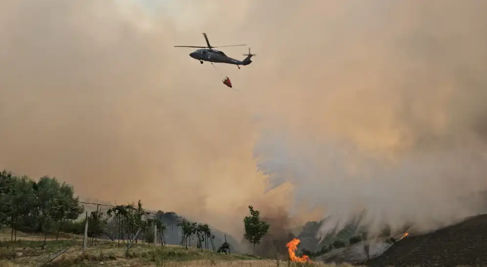 Situata me zjarret në Shqipëri: Pesë helikopterë “Black Hawk” në ajër për të ndihmuar zjarrfikësit