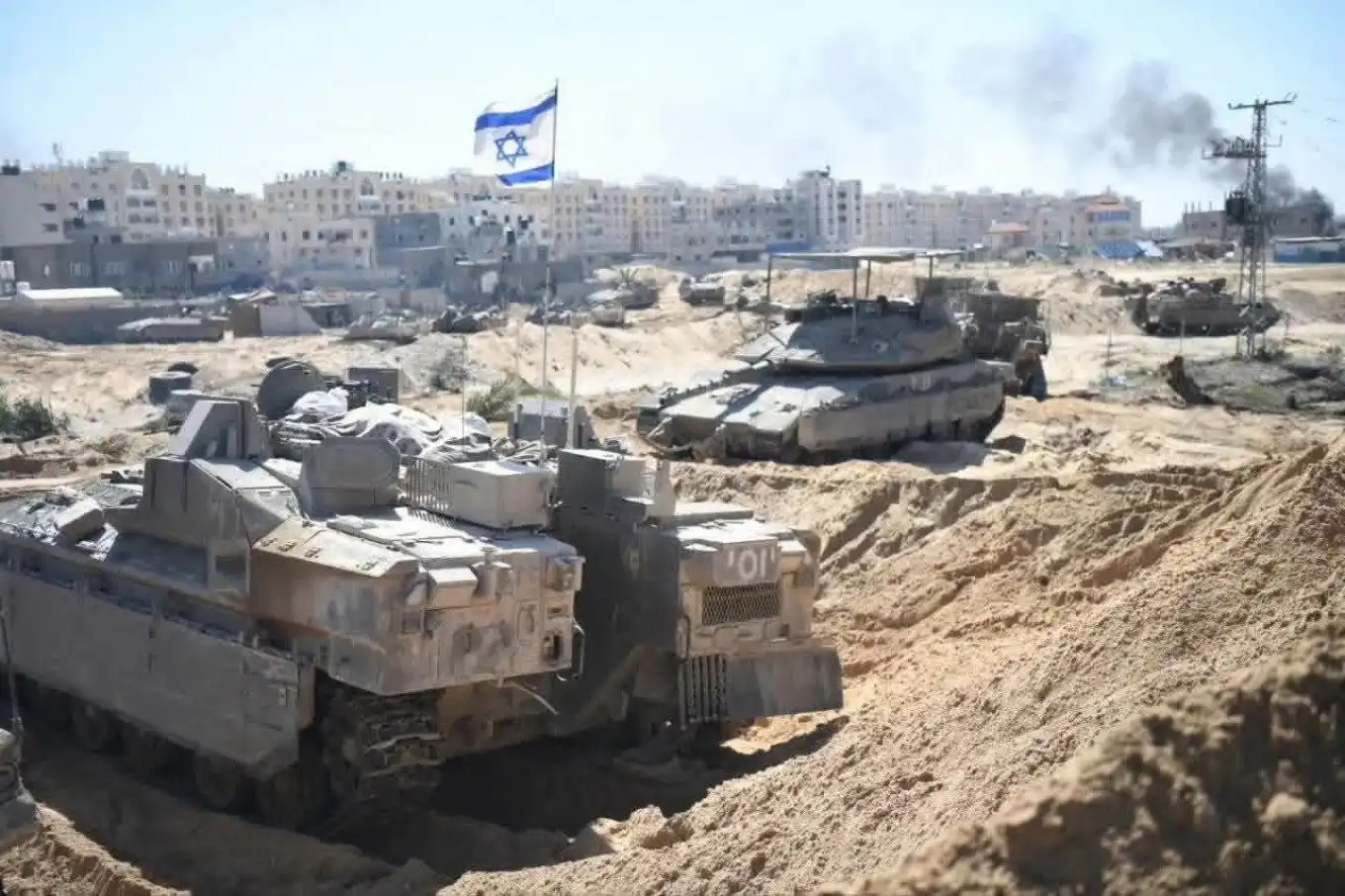 Netanyahu urdhëron ngrirjen e operacioneve në Gaza pas thirrjes së Trump për të ndaluar bombardimet