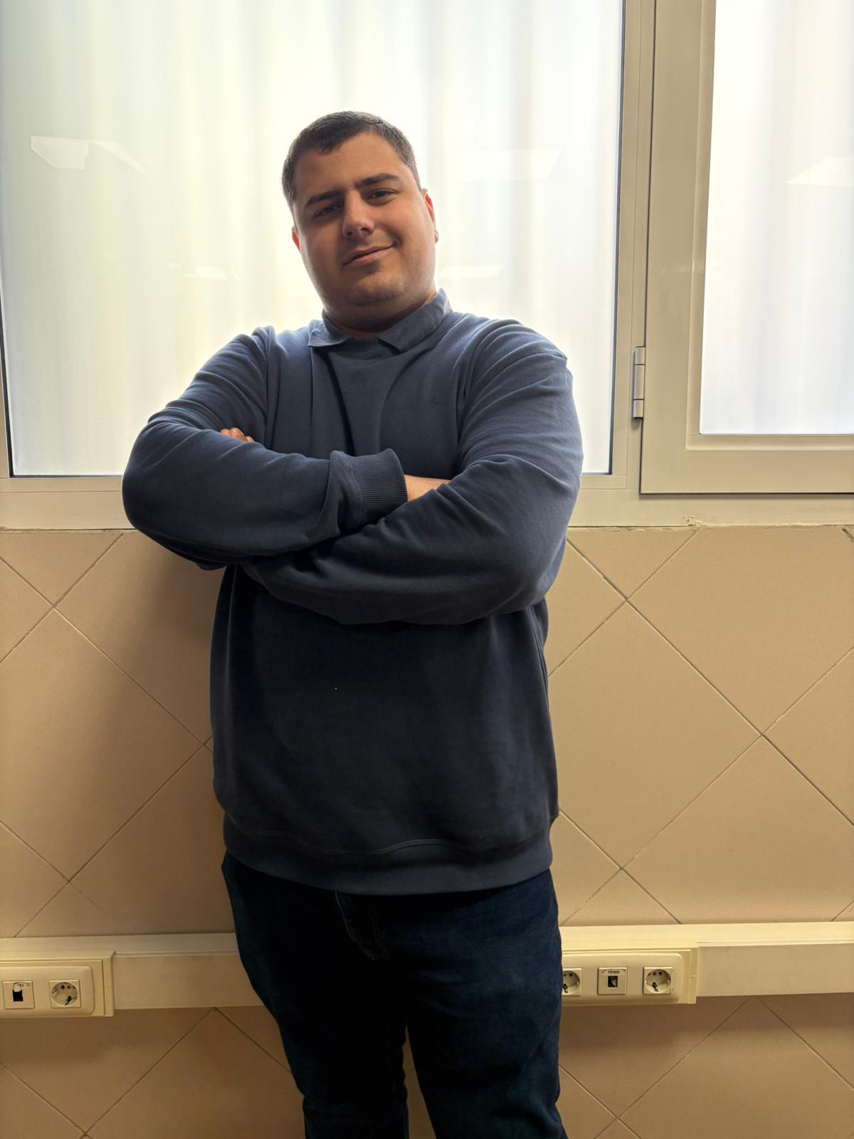 Víctor col·laborant en un projecte escolar