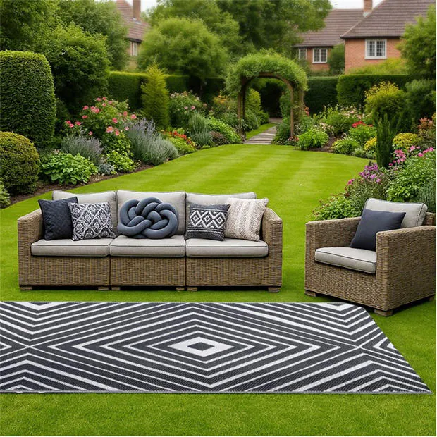 Streetwize - Outdoor Rug - Large Aztec Diamond Pattern