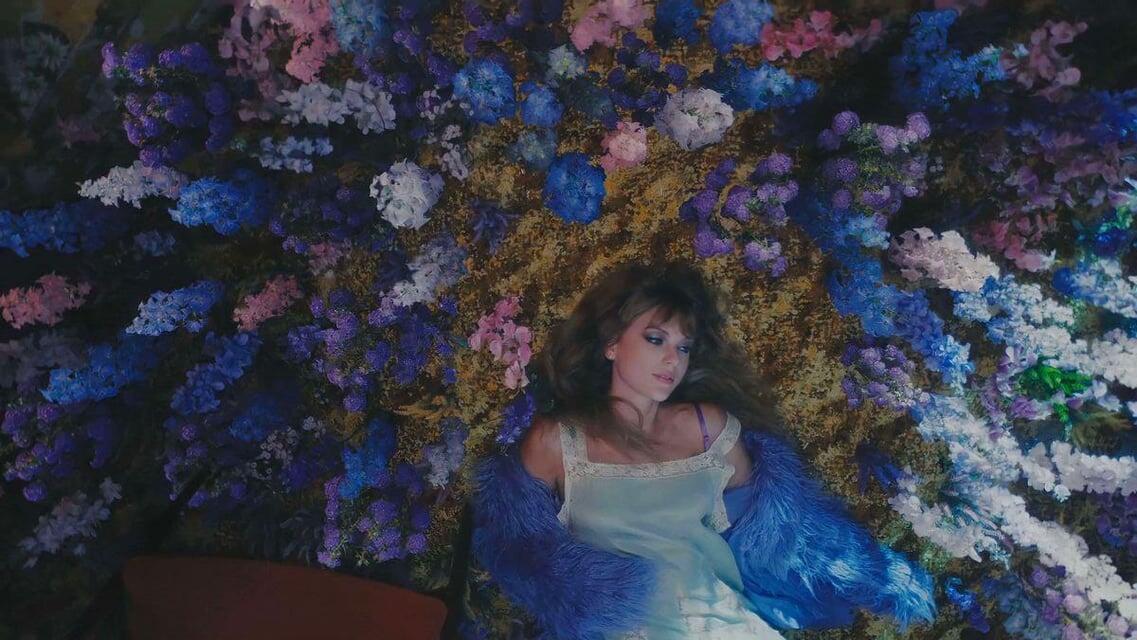 Discovery splash banner for r/TaylorSwift Discord server