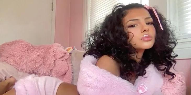 Discovery splash banner for 🎀 🎄 @ egirl’s for /him ‘ xo ⟢ ask2dm ﹒dating ﹒egirls Discord server