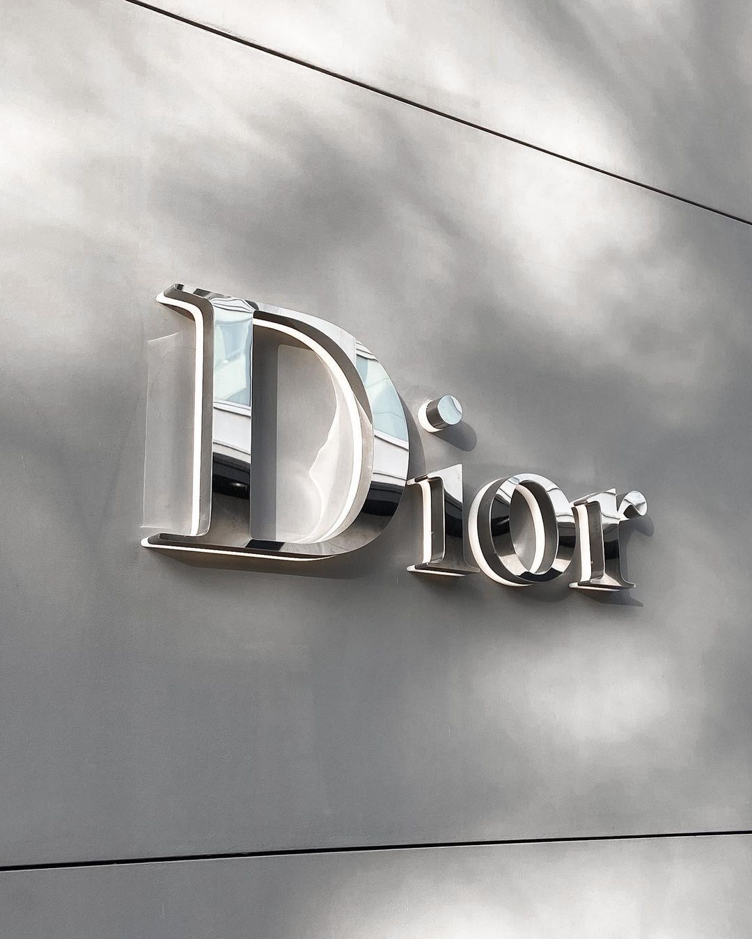 Discovery splash banner for Dior Discord server