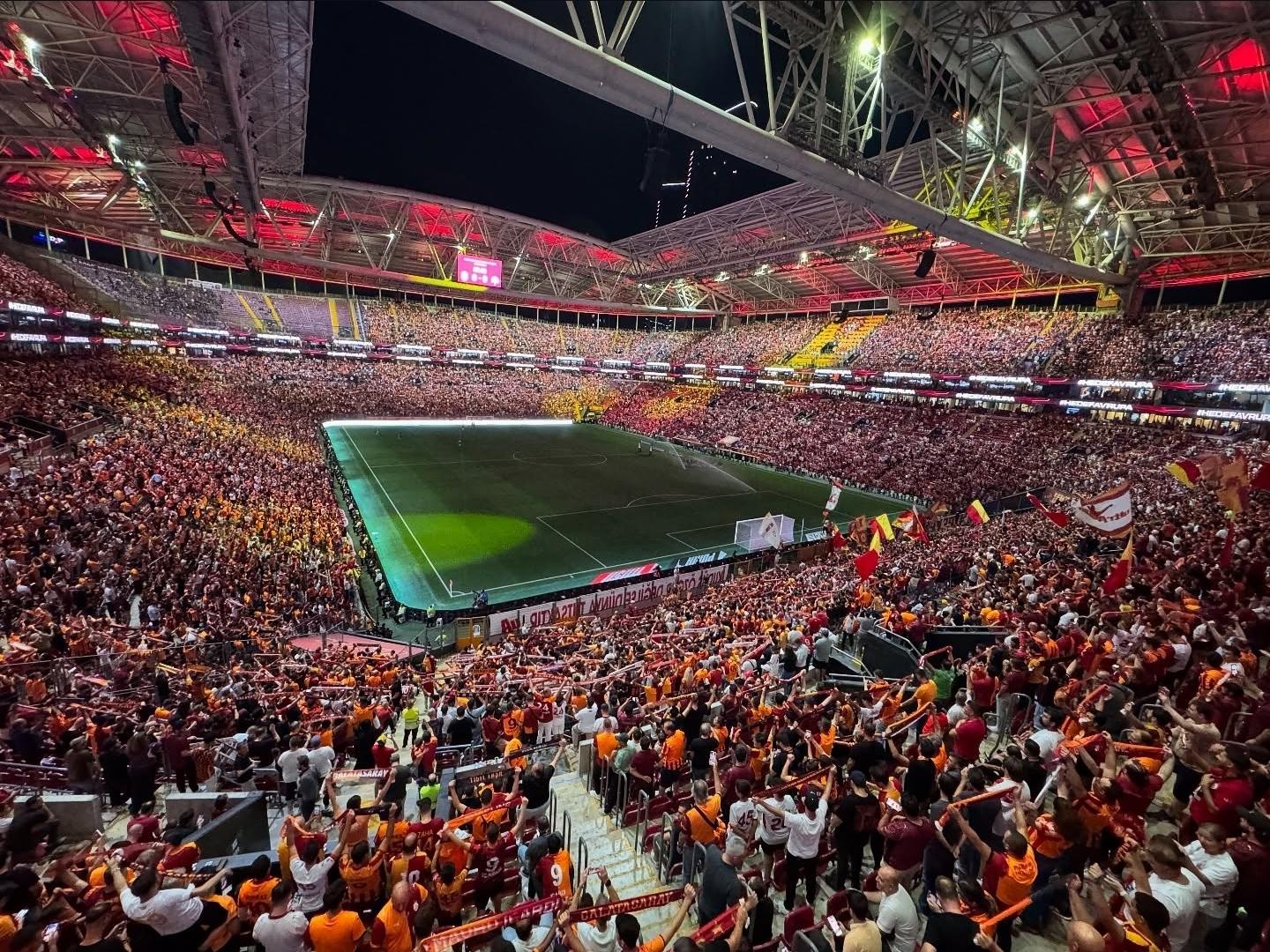 Discovery splash banner for Galatasaray SK Discord server