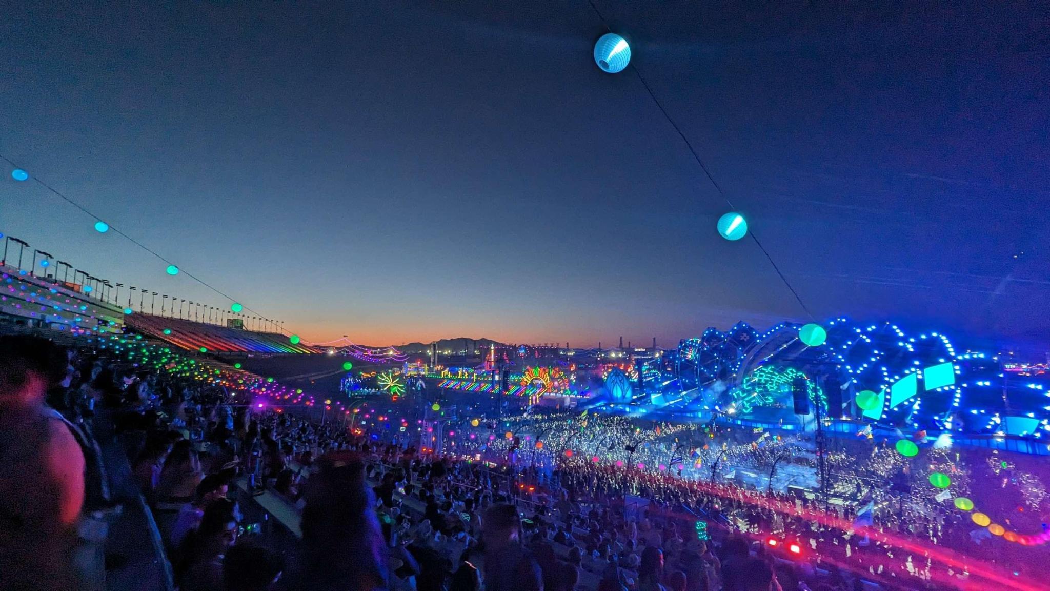 Discovery splash banner for Electric Daisy Carnival Discord server