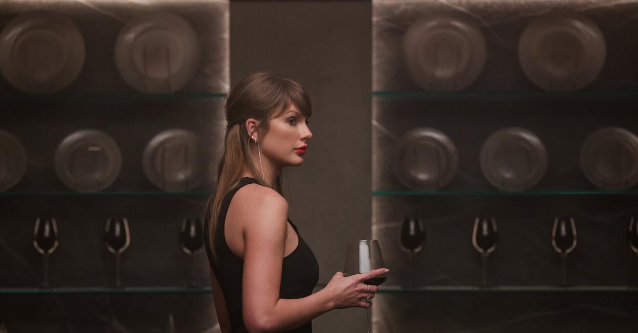 Discovery splash banner for Taylor Swift Discord server