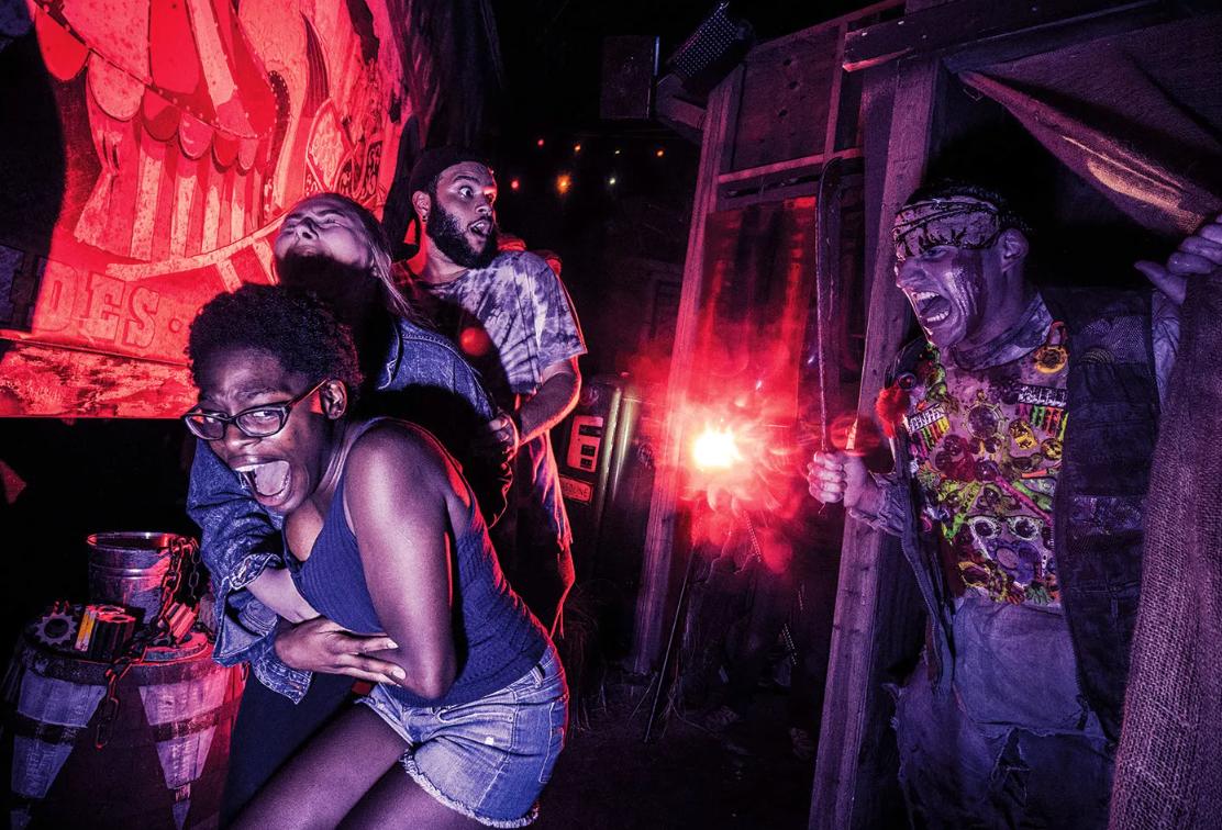 Discovery splash banner for /r/HalloweenHorrorNights Discord server