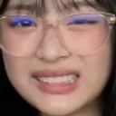 HanniAwkwardSmile2 HanniAwkwardSmile2