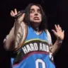 billie_handsup