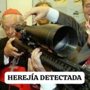 A cardinal looks through the scope of a sniper rifle with the text Herejia Detectada overlaid at the bottom.