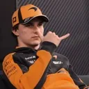 h_oscarcallmehand