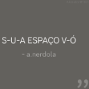 Text reading S-U-A ESPAÇO V-Ó followed by - a.nerdola on a dark gray background.