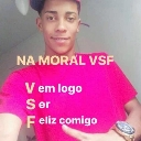 Young man wearing a pink shirt with overlaid text that reads NA MORAL VSF V em logo S er F eliz comigo.