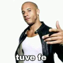 Bald man in a leather jacket gestures with his hand while the text 'tuve fe' appears at the bottom.