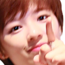 a_jeongyeon_finger_points_st Discord emoji