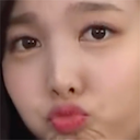 NayeonPout Discord emoji