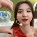0NayeonHandHeart Discord emoji