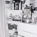 ˃˂
