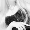 hottest girl ><