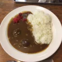 カレーを食べる