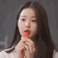 strawberry gg/kpopempire Discord sticker