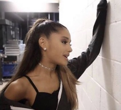 Ariana Talking to wall Discord sticker