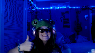 Livvy thumbs up forg