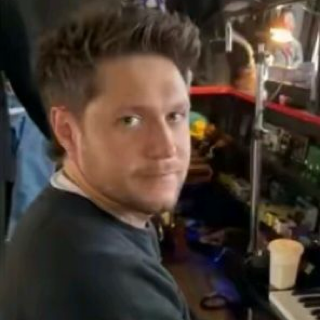Niall side eye